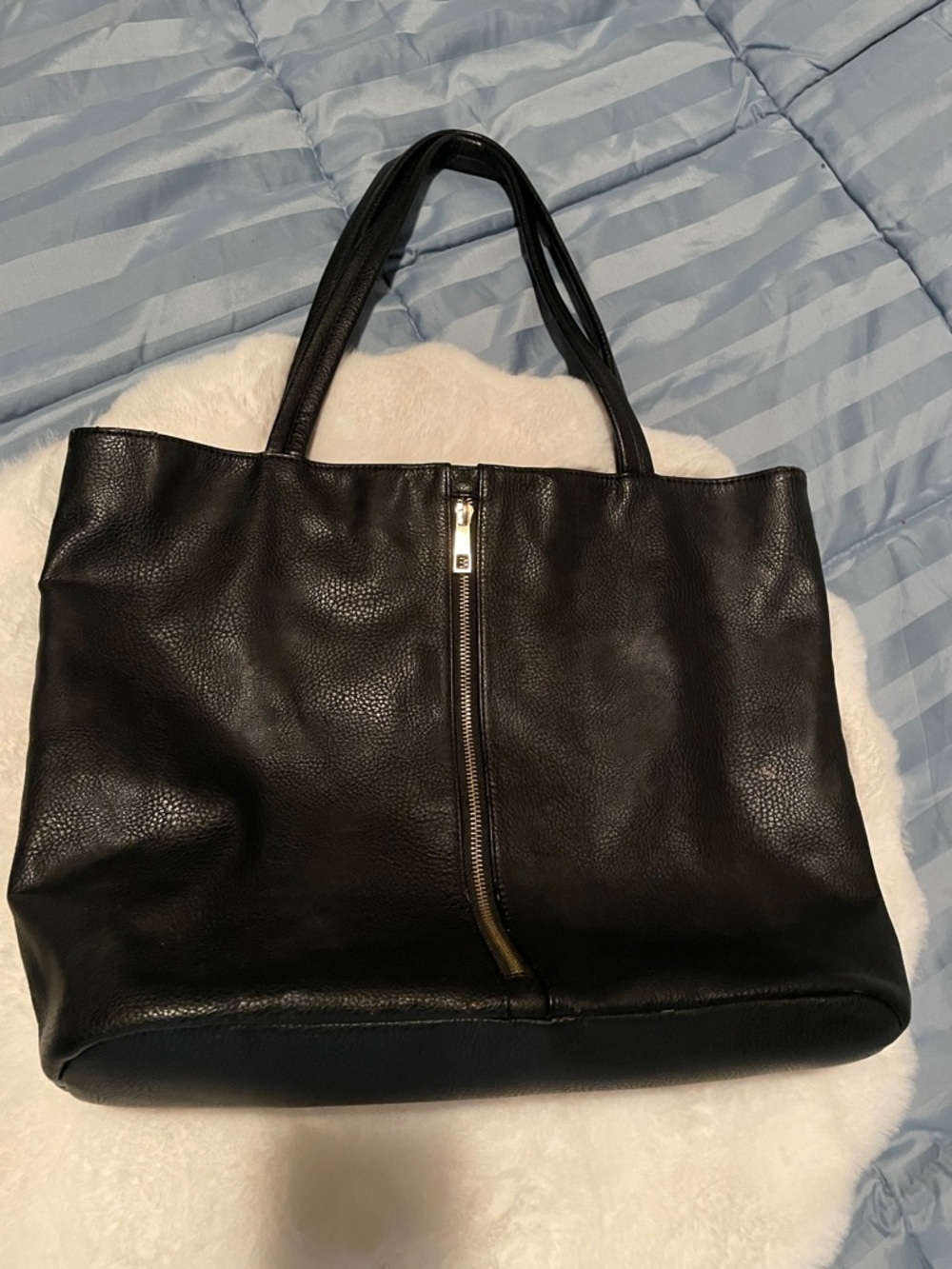 Classic Black faux Leather Tote Bag with Front Zip detail
EUC
ROOMY